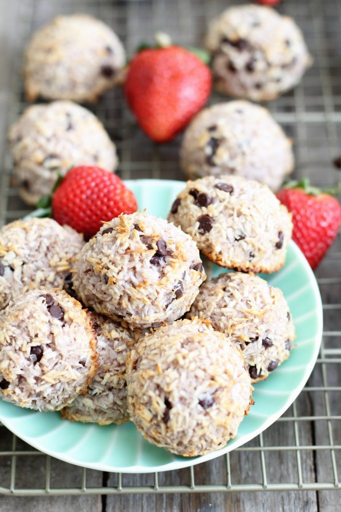 Strawberry Chocolate Chip Macaroons by Jessi's Kitchen - FoodSocial