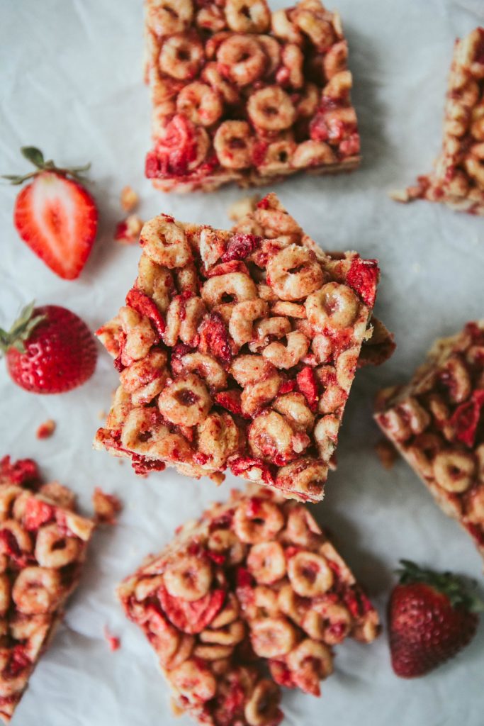 Strawberry Cereal Bars by lovecheflaura - FoodSocial