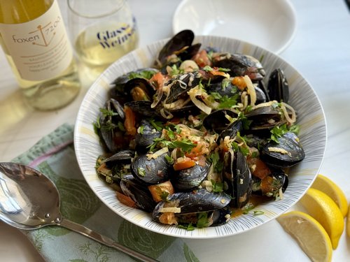 Steamed Mussels by glassofweinstein - FoodSocial