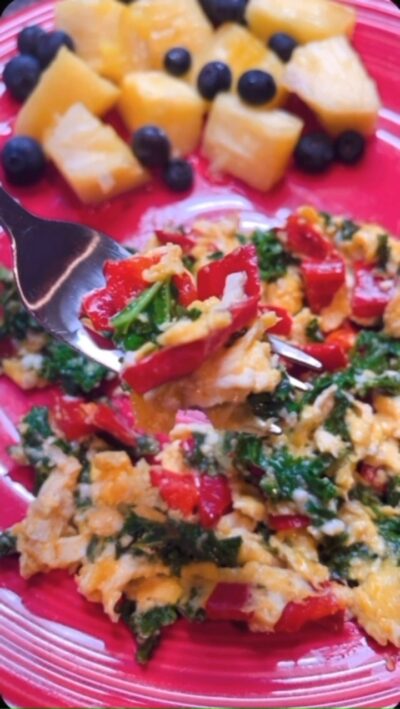 Red Pepper & Kale Scramble with Blueberry-Pineapple