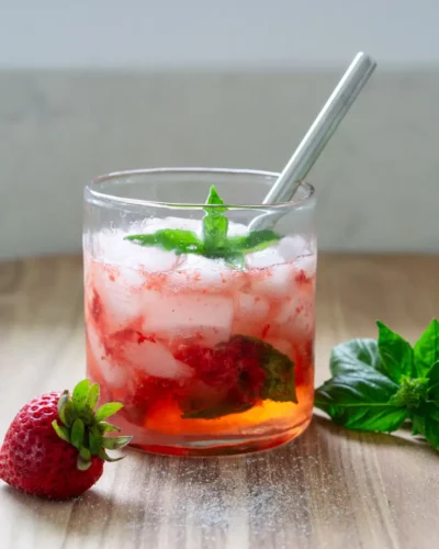 Strawberry Basil Spritzer (Mocktail)