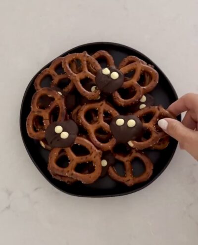 Chocolate Pretzel Bats