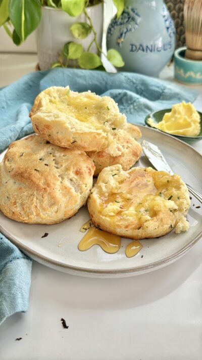 White Cheddar n’ Chive Biscuits