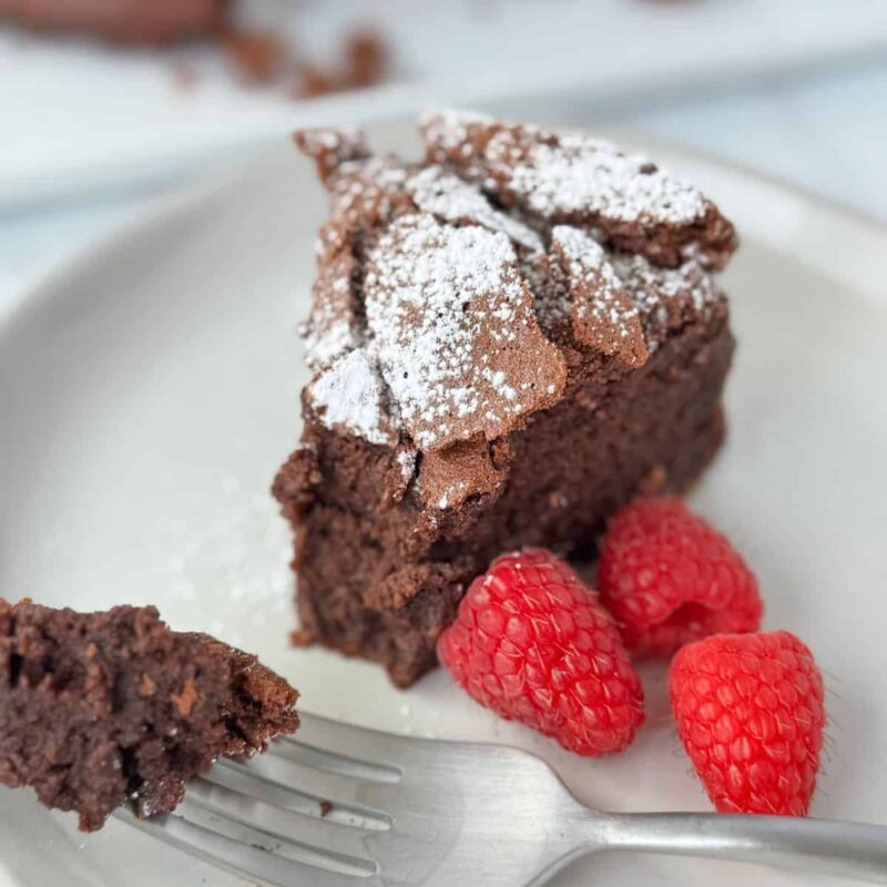 Simple Flourless Chocolate Cake by A Sweet Thyme | Gwen Wolken - FoodSocial