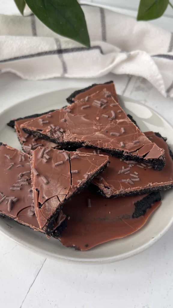 “Oreo” Cookie Dough Bark by hollysbestlife - FoodSocial