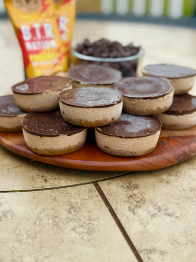 no-bake chocolate peanut butter protein pie bites