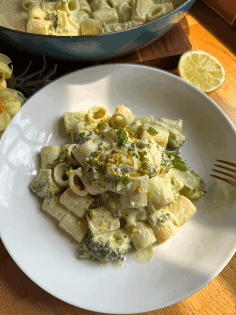 Creamy Super Greens Pasta 🌱 by theyogaplantkitchen - FoodSocial