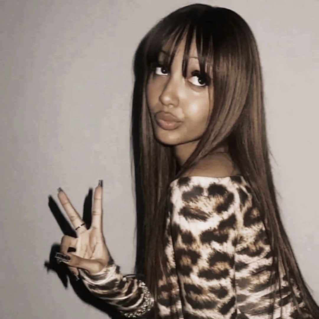 Head Shot: Zoey Rose