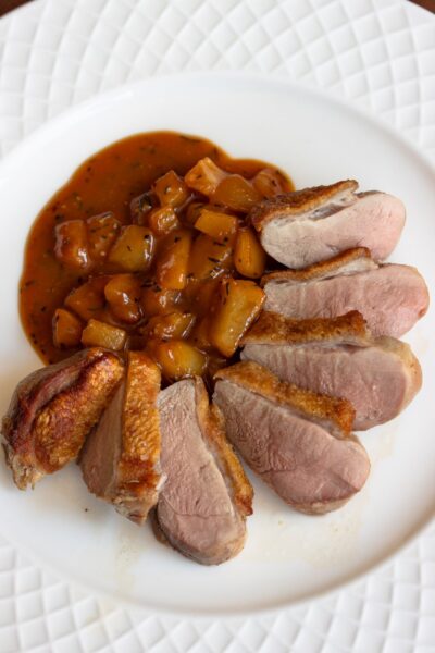 Crispy duck breasts with pear and pepper sauce