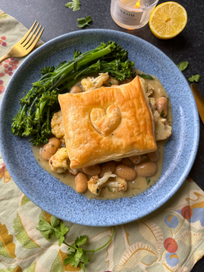 25 min cheesy cauliflower & butterbean pie