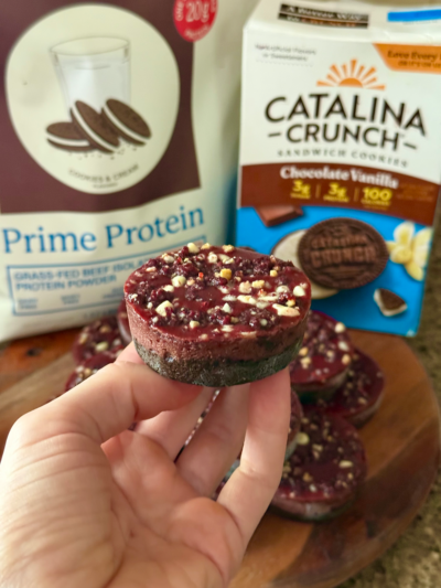 red velvet cookies & cream crumble protein cheesecake bites