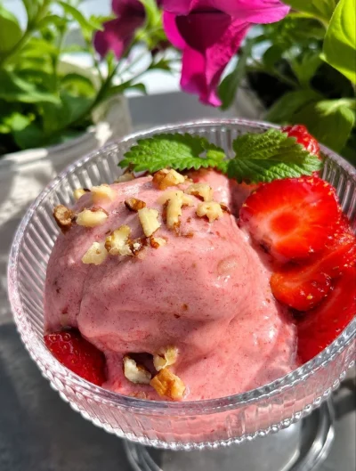 ПП-мороженое из банана и клубники